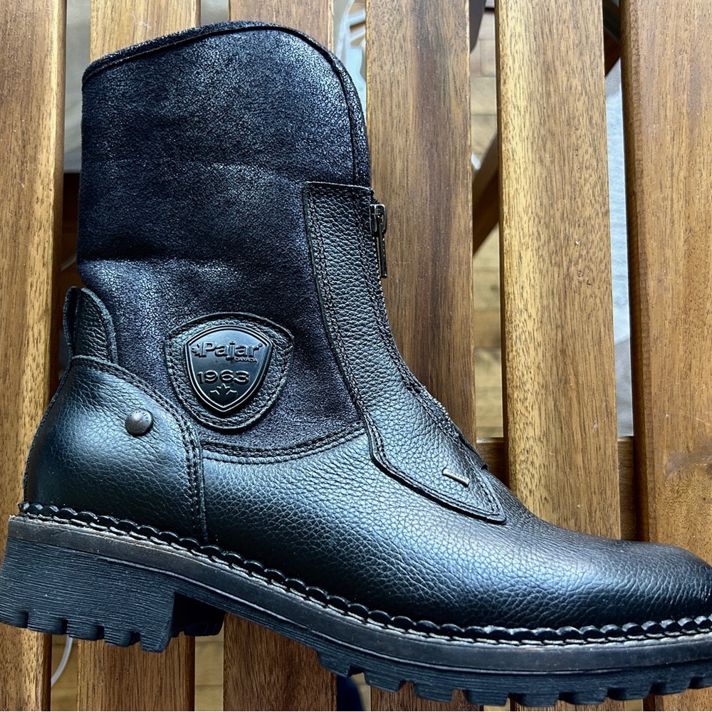 Pajar Canada women waterproof leather chunky snow boots.
